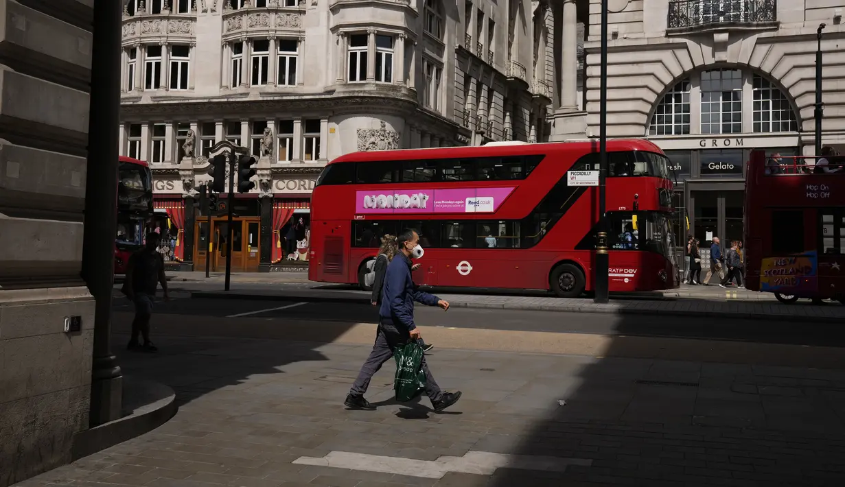 <p>Seorang pria berjalan membawa tas belanja di distrik Piccadilly di pusat kota London, Rabu (18/5/2022). Kantor Stastitik Nasional (ONS) Inggris mengatakan pada Rabu (18/5), inflasi indeks harga konsumen meningkat menjadi 9% dalam 12 bulan hingga April, dari 7% pada bulan Maret. (AP Photo/Matt Dunham)</p>