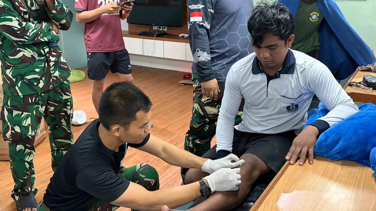 FOTO: Momen Dramatis KRI Banjarmasin Selamatkan ABK di Tengah Cuaca Buruk