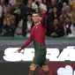 Pemain Timnas Portugal, Cristiano Ronaldo melakukan selebrasi setelah mencetak gol keempat timnya ke gawang Timnas Liechtenstein pada laga Kualifikasi Euro 2024 yang berlangsung di Jose Alvalade, Lisboa, Portugal, Jumat (24/03/2023) dini hari WIB. CR7 berhasil menorehkan rekor baru sebagai pemain dengan torehan caps internasional terbanyak dalam sejarah. Lewat 197 penampilannya bersama Selecao, ia berhasil melewati rekor striker Kuwait, Bader Al-Mutawa yang sebelumnya memimpin dengan 196 caps. (AP Photo/Armando Franca)