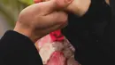 Dalam foto detail, Ok Taecyeon berikan cincin emas putih dengan mata berlian yang berkilau. [@thebestphotoparis]