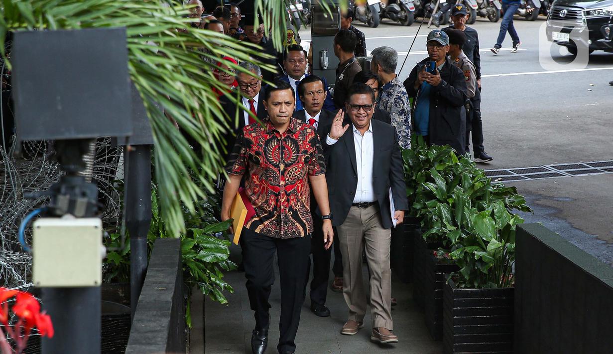 Hasto Kristiyanto yang juga Sekretaris Jenderal (Sekjen) Dewan Pimpinan Pusat (DPP) Partai Demokrasi Indonesia Perjuangan (PDIP) diperiksa sebaga tersangka untuk kasus duagaan suap yang melibatkan mantan Komisioner Komisi Pemilihan Umum (KPU) RI Wahyu Setiawan serta buronan KPK Harun Masiku. (Liputan6.com/Angga Yuniar)