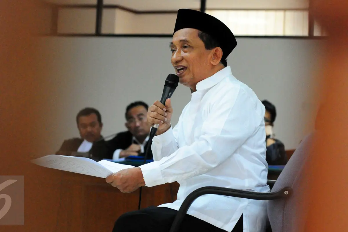 20150917-Sambil Tersenyum, Eks Bupati Bangkalan Fuad Amin Akui Terima Suap-Jakarta