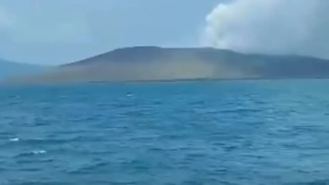 Penampakan Terkini Anak Krakatau dari KRI Lepu