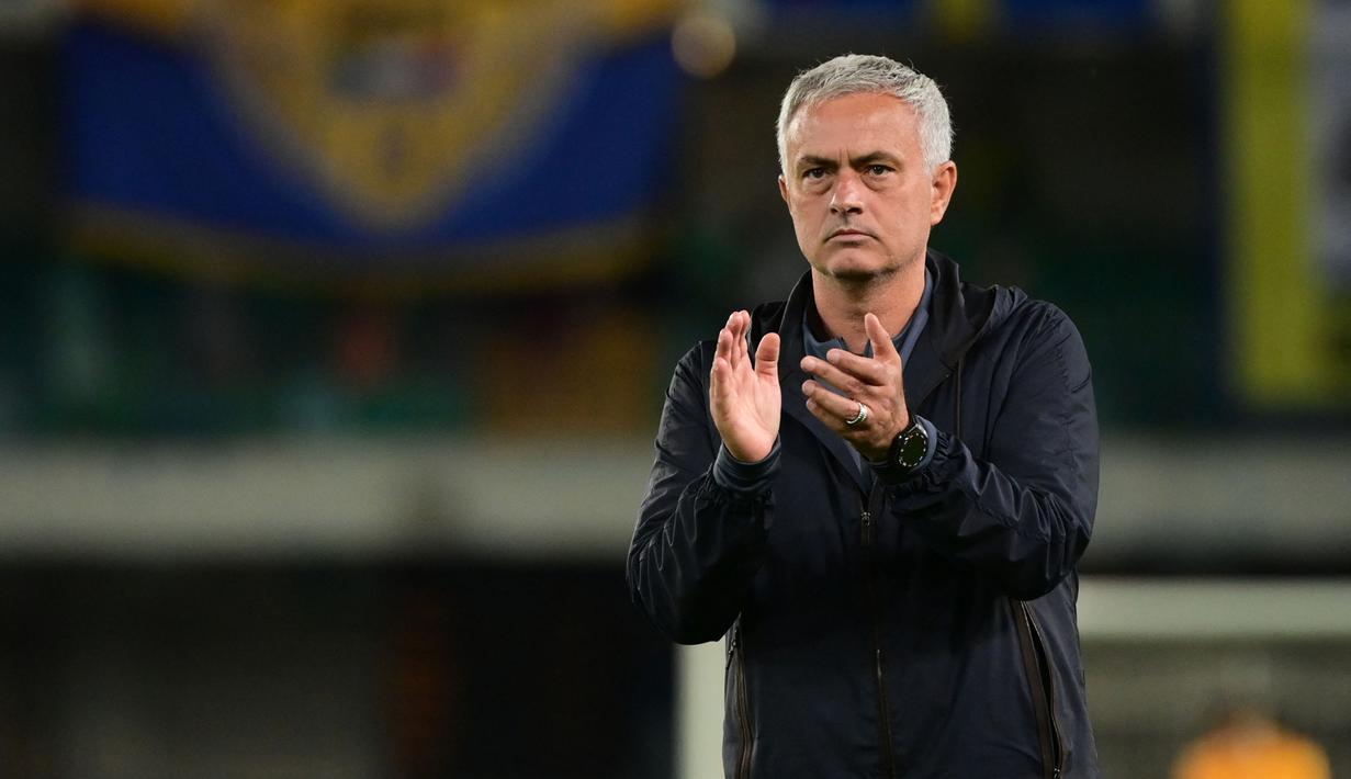 AS Roma secara mengejutkan mengalami kekalahan pada pekan keempat Liga Italia 2021/2022 saat lawatannya menuju ke Hellas Verona. Hal tersebut merupakan kekalahan perdana kepelatihan Jose Mourinho. (AFP/Miguel Medina)