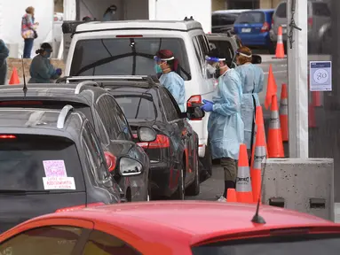 Kendaraan warga mengantre untuk tes virus corona Covid-19 di pinggiran Melbourne St Kilda (18/8/2021). Melbourne tengah meredam lonjakan Covid-19 varian Delta. (AFP/ William West)