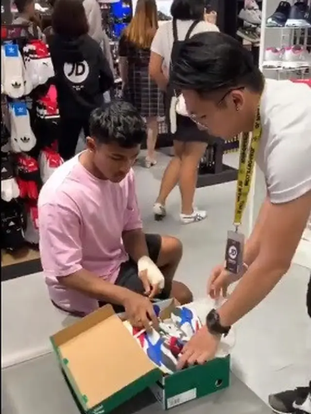cara pria ini mencoba sepatu jadi viral (foto: Facebook Harvinth Skin)