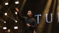 Tulus saat tampil di KLBB BRI Festival 2024. (Bola.com/Dok. KLY)