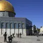 Pasukan keamanan Israel mengambil posisi saat bentrokan dengan demonstran Palestina di depan Dome of the Rock, Kompleks Masjid Al Aqsa, Kota Tua Yerusalem, 15 April 2022. (AP Photo/Mahmoud Illean)