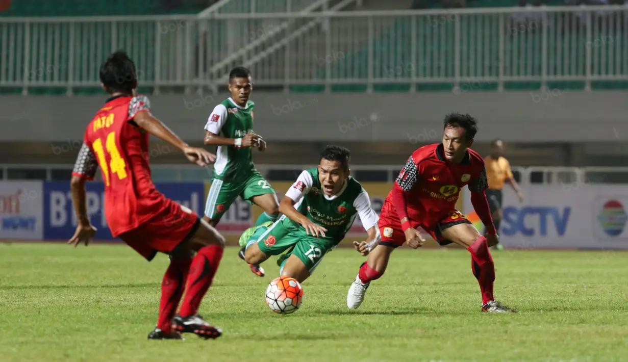 Pemain PS TNI, Erwin Ramdani  terjatuh saat dihadang pemain Barito Putra pada laga Torabika SC 2016 di Stadion Pakansari, Bogor, Jumat (22/7/2016). (Bola.com/Nicklas Hanoatubun)