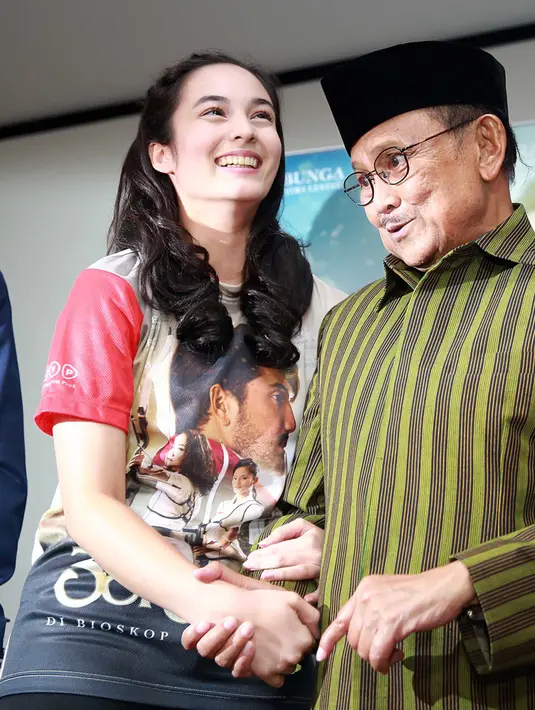 "Saya akui, saya bersyukur bahwa dengan adanya film ini saya juga memberikan dukungan dan sumbangsih bagi anak cucu kita untuk dapat berkembang menjadi lebih baik," ucap Habibie memuji film yang sangat heroik tersebut. (Deki Prayoga/Bintang.com)