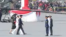 Presiden Joko Widodo (Jokowi) saat akan memberikan penghargaan kepada prajurit TNI saat upacara Peringatan HUT TNI ke-72 di Dermaga Indah Kiat Merak, Cilegon, Banten, Kamis (5/10). Jokowi bertindak sebagai inspektur upacara. (Liputan6.com/Angga Yuniar)   