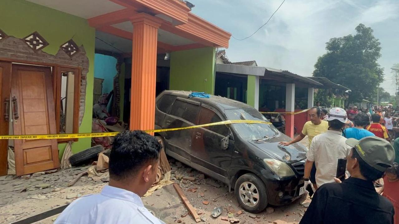 Rumah polisi di Mojokerto meledak