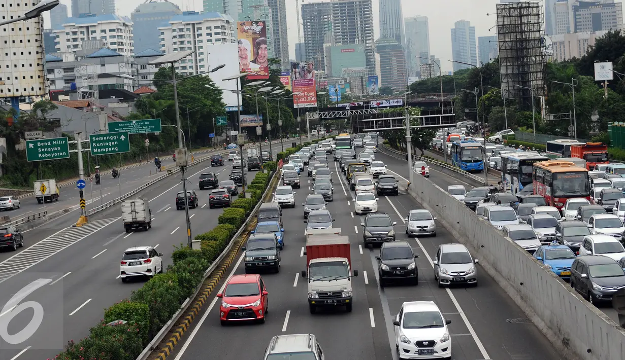 Suasana arus lalu lintas di tol dalam kota Jakarta pada Jumat (25/11). Dibayangi aksi massa besar-besaran pada Jumat (25/11) arus lalu lintas sejumlah ruas jalan protokol di Jakarta terlihat normal. (Liputan6.com/Helmi Fithriansyah)