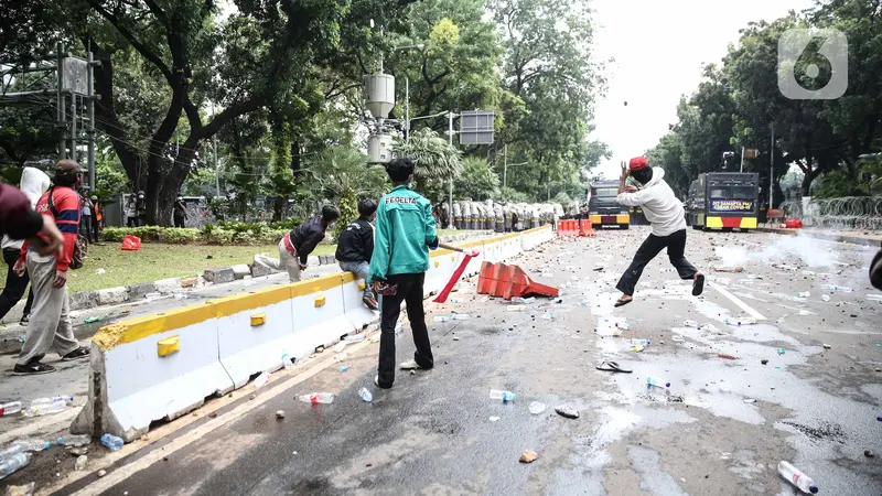 Bentrok Pecah di Patung Kuda