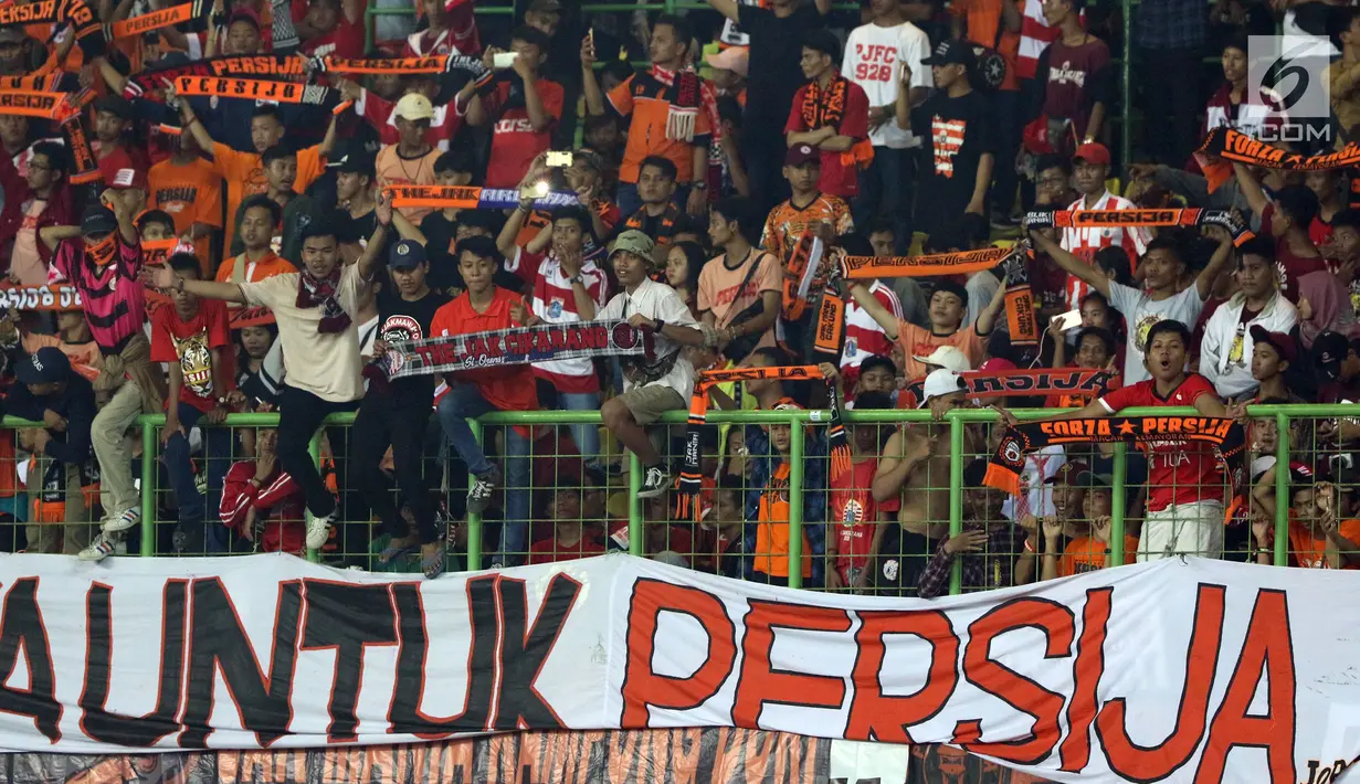 Suporter tim Macan Kemayoran membentangkan syal saat menyaksikan laga Persija melawan Persipura di Stadion Patriot Candra Bhaga, Bekasi, Sabtu (8/7). (Liputan6.com/Helmi Fithriansyah)