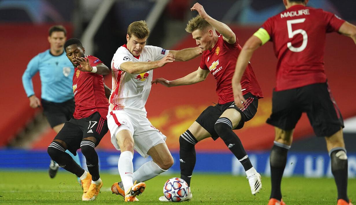 Gelandang Manchester United, Scott McTominay, berebut bola dengan pemain RB Leipzig, Alexander Sorloth, pada laga Liga Champions di Stadion Old Trafford, Kamis (29/10/2020). MU menang dengan skor 5-0. (AP/Dave Thompson)