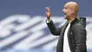 Pelatih Manchester City, Pep Guardiola, memberikan arahan kepada pemainnya saat menghadapi Newcastle United pada laga lanjutan Premier League pekan ke-34 di Etihad Stadium, Kamis (9/7/2020) dini hari WIB. Manchester City menang 5-0 atas Newcastle. (AFP/Oli Scarff/pool)