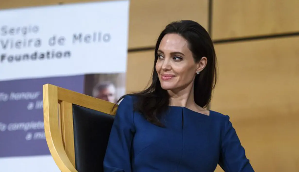 “Belum ada siapapun untuk saat ini, tetapi dia (Jolie) mengizinkandirinya untuk lebih membuka diri untuk memulai bercinta dan merencanakan kehidupan cintanya di masa yang akan datang,” lanjut sumber. (AFP/Bintang.com)