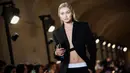 Model AS Gigi Hadid mempersembahkan kreasi untuk peragaan busana Victoria Beckham Spring-Summer 2023 pada Paris Womenswear Fashion Week di Paris, Prancis, 30 September 2022. Gigi berbalut blazer hitam dan memamerkan bagian perutnya yang kencang saat berjalan di runway. (JULIEN DE ROSA/AFP)