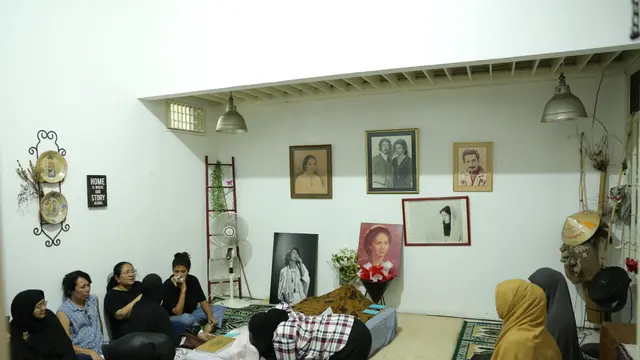 [Fimela] Suasana Rumah Duka Ade Irawan