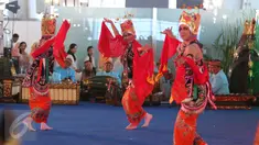 Sejumlah penari membawakan tarian tradisional Indonesia di Terminal 3, Bandara Soekarno Hatta, Tangerang, Senin (15/8). Acara pentas budaya tersebut bertujuan untuk menyambut para penumpang. (Liputan6.com/Angga Yuniar)