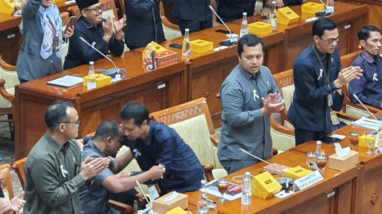 VIDEO: Prabowo Bicara Ditelepon di Tengah Panas Rapat Hakim di DPR, Ucapannya Bikin Merinding