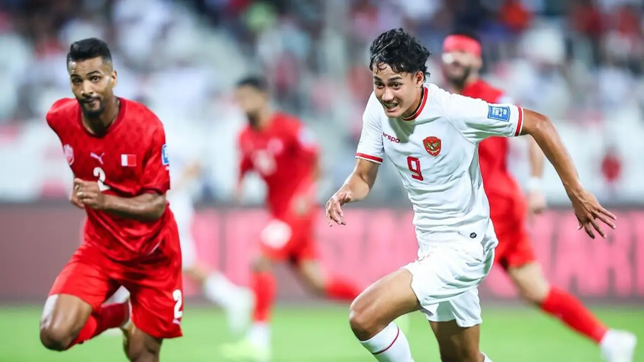 Amine Benaddi membayangi Rafael Struick dalam laga Kualifikasi Piala Dunia 2026 antara Bahrain vs Timnas Indonesia, Kamis (10/10/2024). (c) AFC