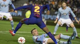 Bek Barcelona, Nelson Semedo, berusaha melewati striker Celta Vigo, Iago Aspas, pada leg pertama babak 16 besar Copa del Rey di Stadion Balaidos, Kamis (4/1/2018). Kedua tim bermain imbang 1-1. (AP/Lalo R. Villar)