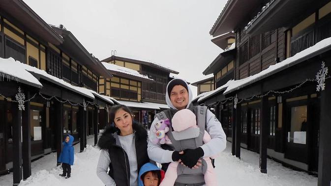 Potret Eva Anindita dan Keluarga. (Sumber: Instagram.com/eva_anindita_zachrie)