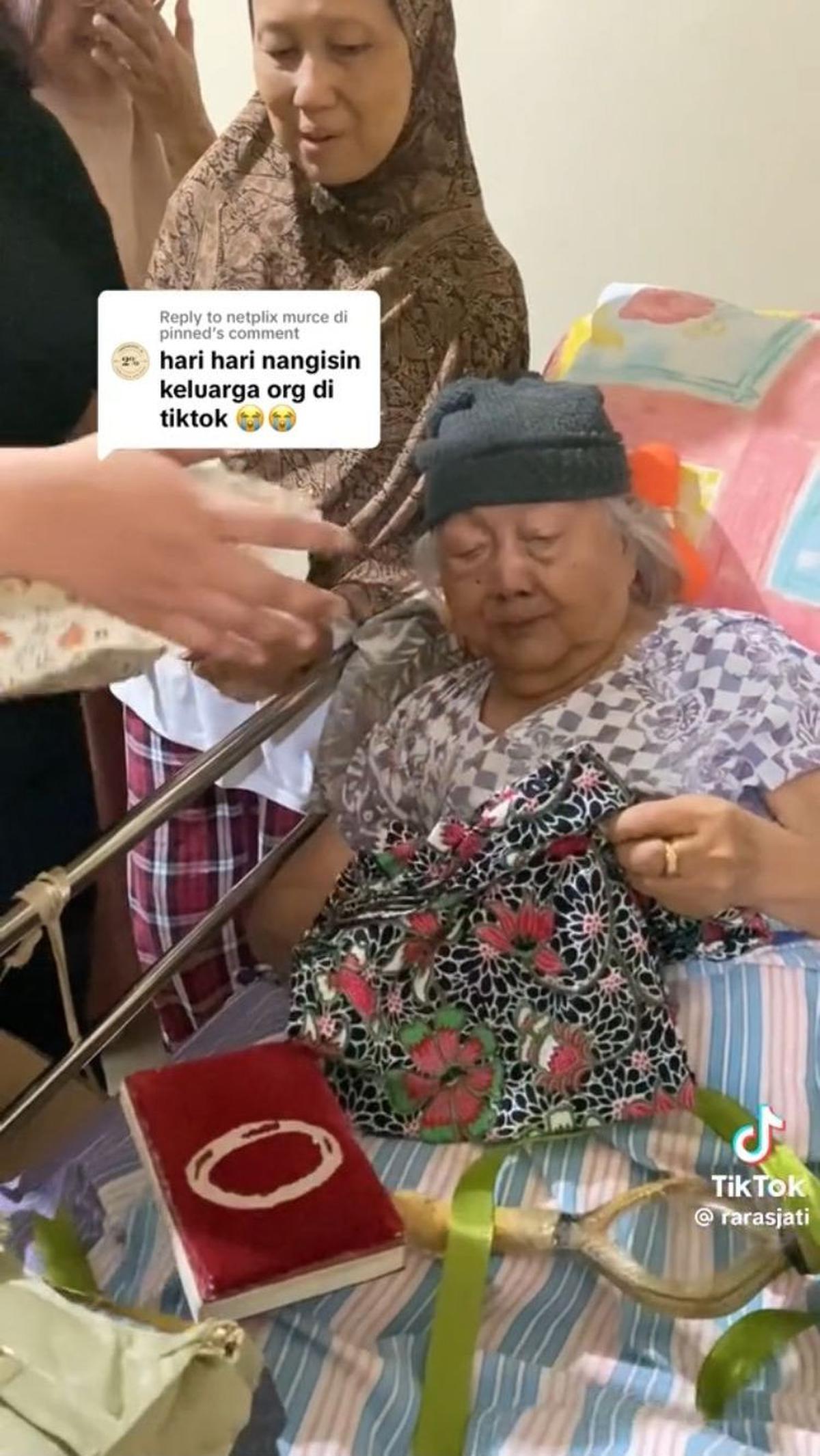 Ada juga daster bermotif bunga-bunga untuk dipakai sehari-hari.
