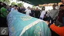Presenter Farhan bersama keluarga mengikuti proses pemakaman anak pertamanya Muhammad Ridzky Khalid di TPU Tanah Kusir, Jakarta, Senin (21/12). Ridzky menghebuskan nafas terakhirnya akibat penyakit leukimia. (Liputan6.com/Immanuel Antonius)