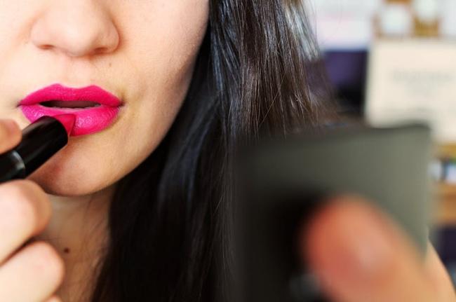 Pilih warna lipstik yang membuatmu makin menawan dan cantik/copyright pexels.com