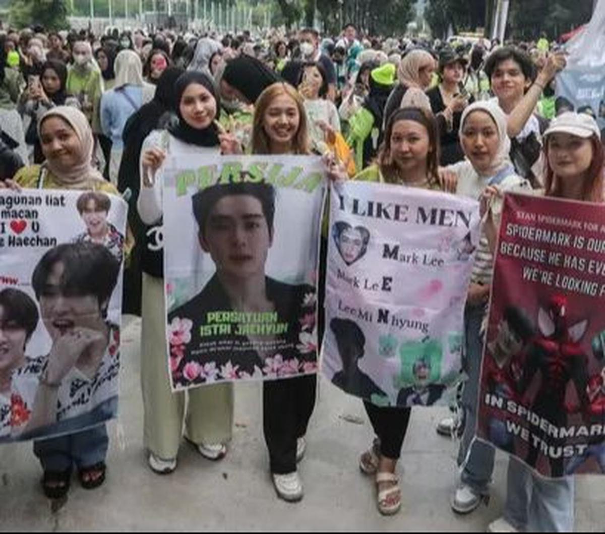 Ribuan penggemar NCT 127 tampak antusias menyaksikan penampilan idola mereka di Indonesia Arena, Kompleks Gelora Bung Karno, Jakarta, Sabtu (13/1/2024). Konser NCT 127 kali ini bertajuk "NCT 127 3rd Tour 'Neo City: Jakarta - The Unity".