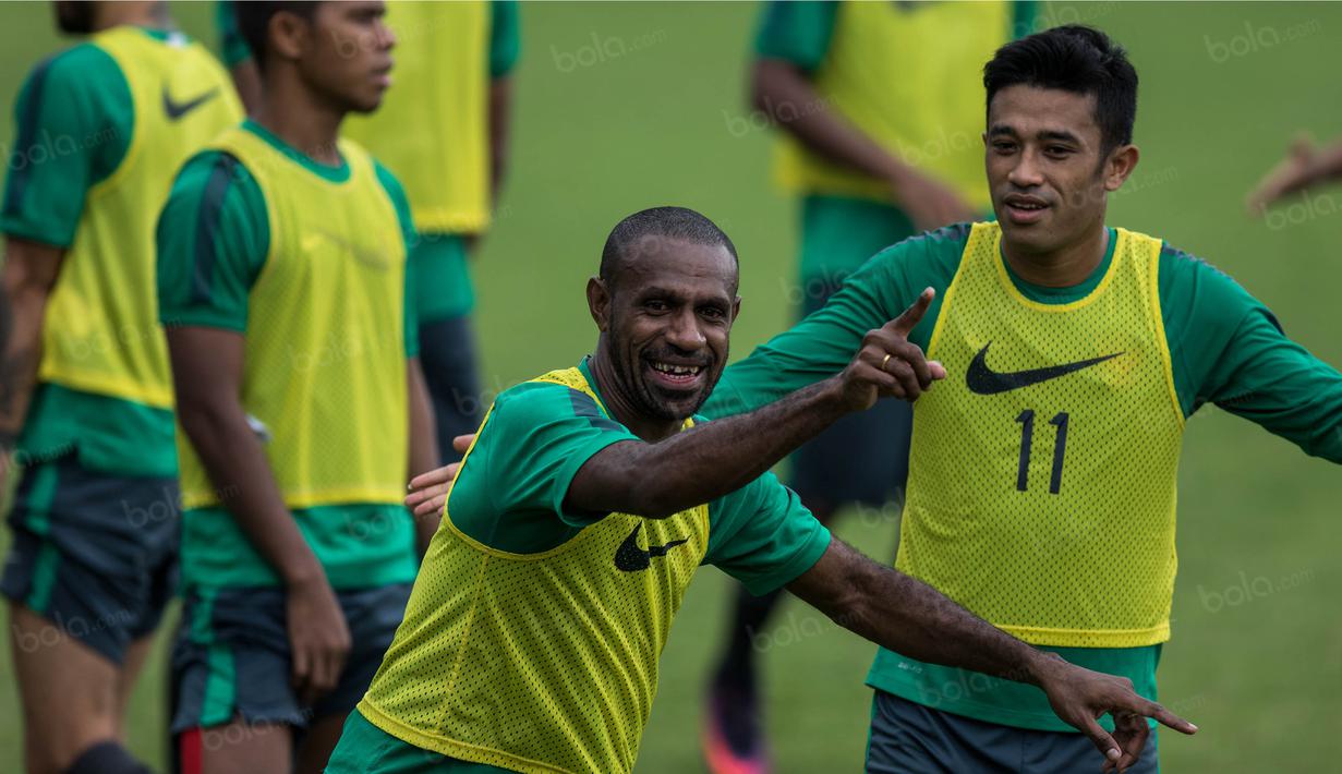 Kapten Timnas Indonesia, Boaz Solossa, bercanda dengan Beny Wahyudi saat latihan di Lapangan SPH Karawaci, Banten, Minggu (11/12/2016). Latihan ini merupakan persiapan jelang laga final Piala AFF 2016 melawan Thailand. (Bola.com/Vitalis Yogi Trisna)