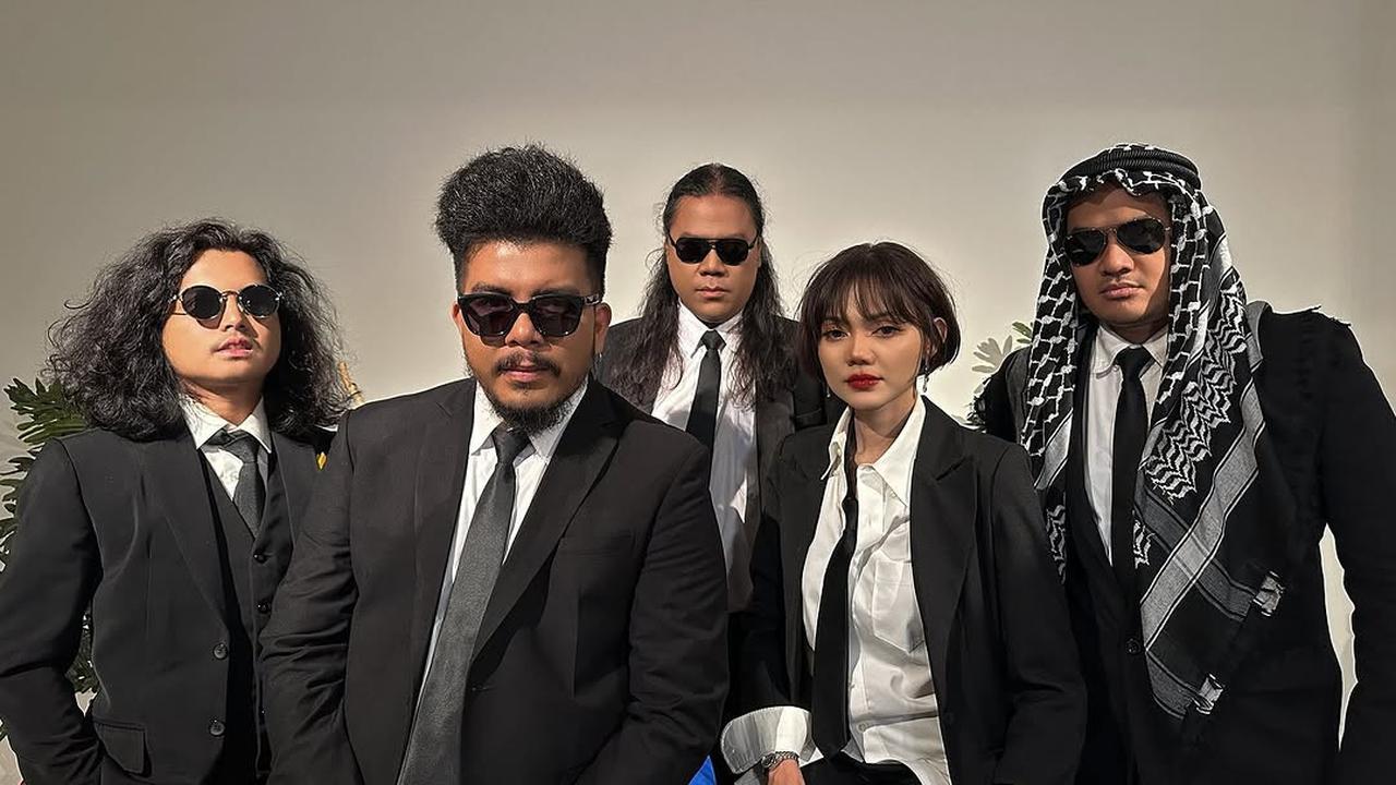 7 Potret Rina Nose Jadi Vokalis Grup Band Metal, Tampil Mode Serius - Badass