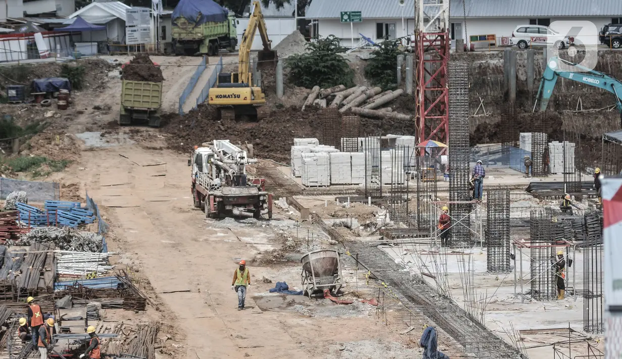 Aktivitas pekerja saat menyelesaikan proyek pembangunan Pasar Senen Blok I dan II, Jakarta, Minggu (15/11/2020). Rencananya, proyek senilai Rp 900 miliar tersebut akan dibangun menjadi kawasan berorientasi transit (TOD) dan ditargetkan rampung pada 2022. (merdeka.com/Iqbal S Nugroho)