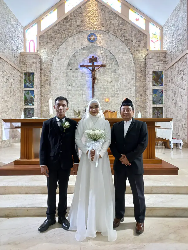 Viral Pernikahan Pasangan Beda Agama, Ini 5 Potretnya Saat Pemberkatan di Gereja