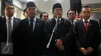 Ketua DPR Ade Komarudin (tengah) memberikan keterangan pers saat menghadiri acara peresmian ruang sidang Mahkamah Kehormatan Dewan yang baru, Senayan, Jakarta, Kamis (28/7). (Liputan6.com/Johan Tallo)