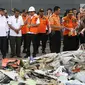 Dirut Lion Air Group Edward Sirait (tengah) saat melihat serpihan pesawat Lion Air JT 610 di Pelabuhan JICT 2, Jakarta, Selasa (30/10). Sejumlah barang ditemukan petugas dalam operasi pencarian. (Liputan6.com/Helmi Fithriansyah)