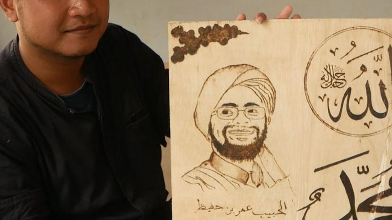 Pelukis Kaligrafi Lukis Bakar di Lumajang Banjir Orderan saat Ramadan