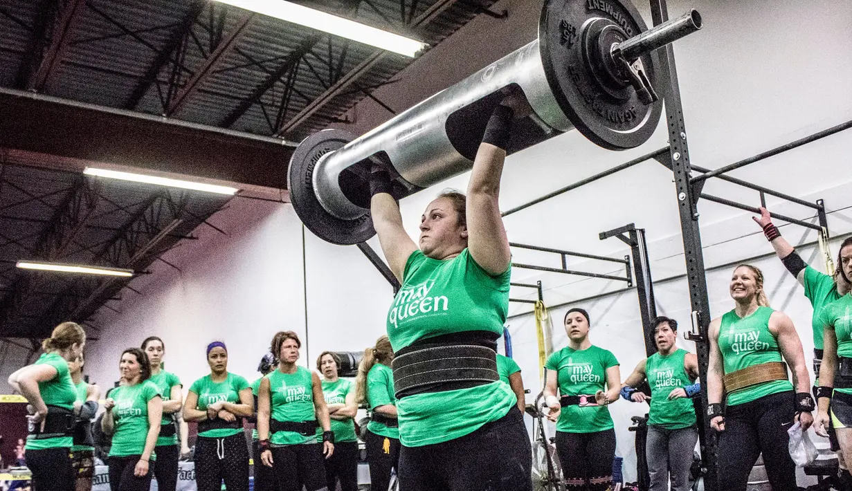 Seorang wanita mengangkat beban saat kompetisi May Queen Spring Strongwoman di Lancaster, Pennsylvania, AS (25/4). Kegiatan tersebut untuk memperingati Hari Ibu. (Reuters)