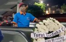 100 Hari Eskalator Stasiun Bekasi Mati, Penumpang Gelar Aksi Tabur Bunga
