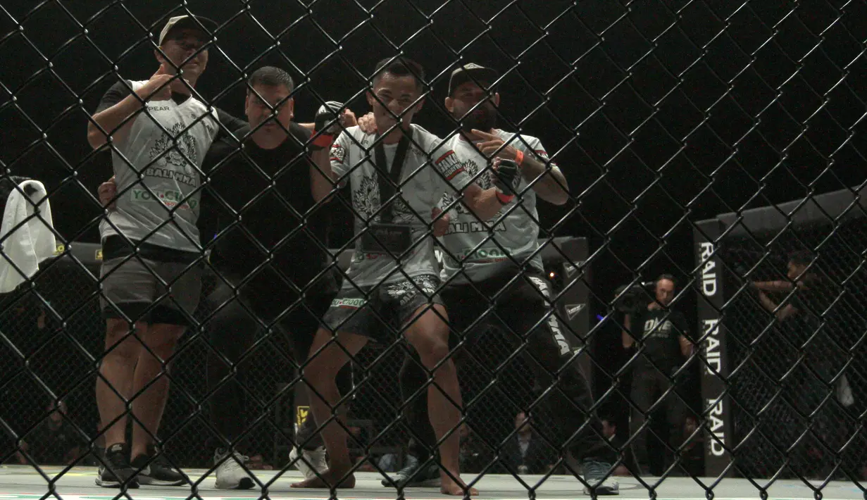 Stefer Rahardian usai mengalahkan petarung asal India, Himanau Kaushik pada ajang One Championship 2018 di Jakarta Convention Center, Sabtu (12/5/2018). Stefer Rahardian mudah pada menit kedua ronde pertama. (Bola.com/Nick Hanoatubun)