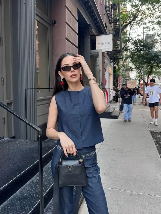 Sebagai Louis Vuitton girl, Alyssa Daguise jinjing tas Capucines Mini Bag warna gelap seharga Rp105jutaan. [@alyssadaguise]
