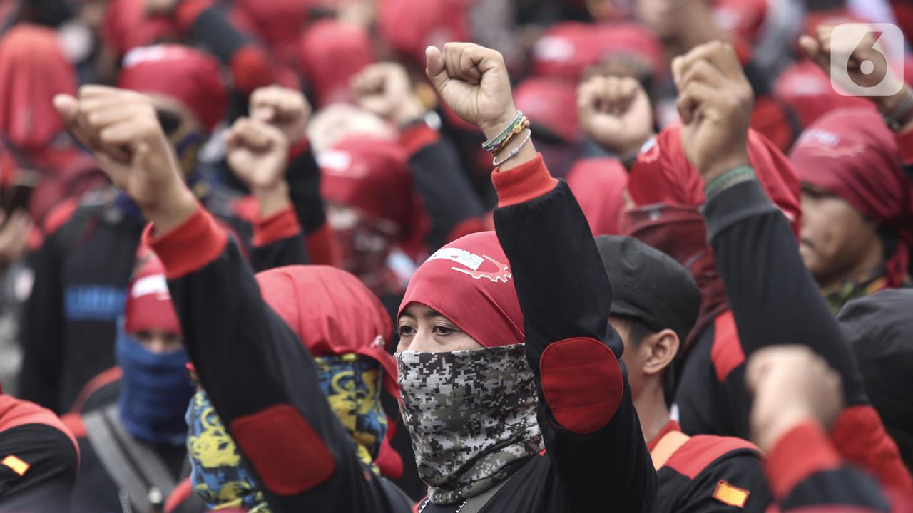 Aksi Puluhan Ribu Buruh Geruduk DPR