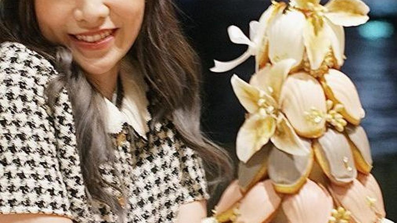 Raut bahagia terpancar dari wajah Momo Geisha. Momo Geisha berfoto bersama kue ulang tahunnya di Sydney.  Momo Geisha bersama keluarga sedang berlibur di Australia.