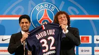 David Luiz (kanan) berpose bersama Presiden klub Paris St Germain, Nasser al-Khelaifi, usai konferensi pers di Paris, Perancis, (7/8/2014). (REUTERS/Benoit Tessier)