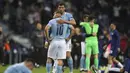 Bek Manchester City, Ruben Dias memeluk Sergio Aguero usai pertandingan melawan Chelsea pada babak final Liga Champions di Stadion Dragao di Porto, Portugal, Minggu (30/5/2021). Man City kalah atas Chelsea dengan skor 1-0. (David Ramos/Pool via AP)