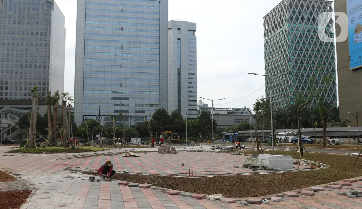 Pekerja menyelesaikan proyek pembangunan pusat kuliner di bekas lahan parkir "Park and Ride" di kawasan MH Thamrin, Jakarta, Sabtu (14/12/2019). Pemprov DKI membangun penyedia ruang usaha mikro kecil ramah lingkungan di kawasan tersebut dengan luas 8.710 meter. (Liputan6.com/Herman Zakharia)