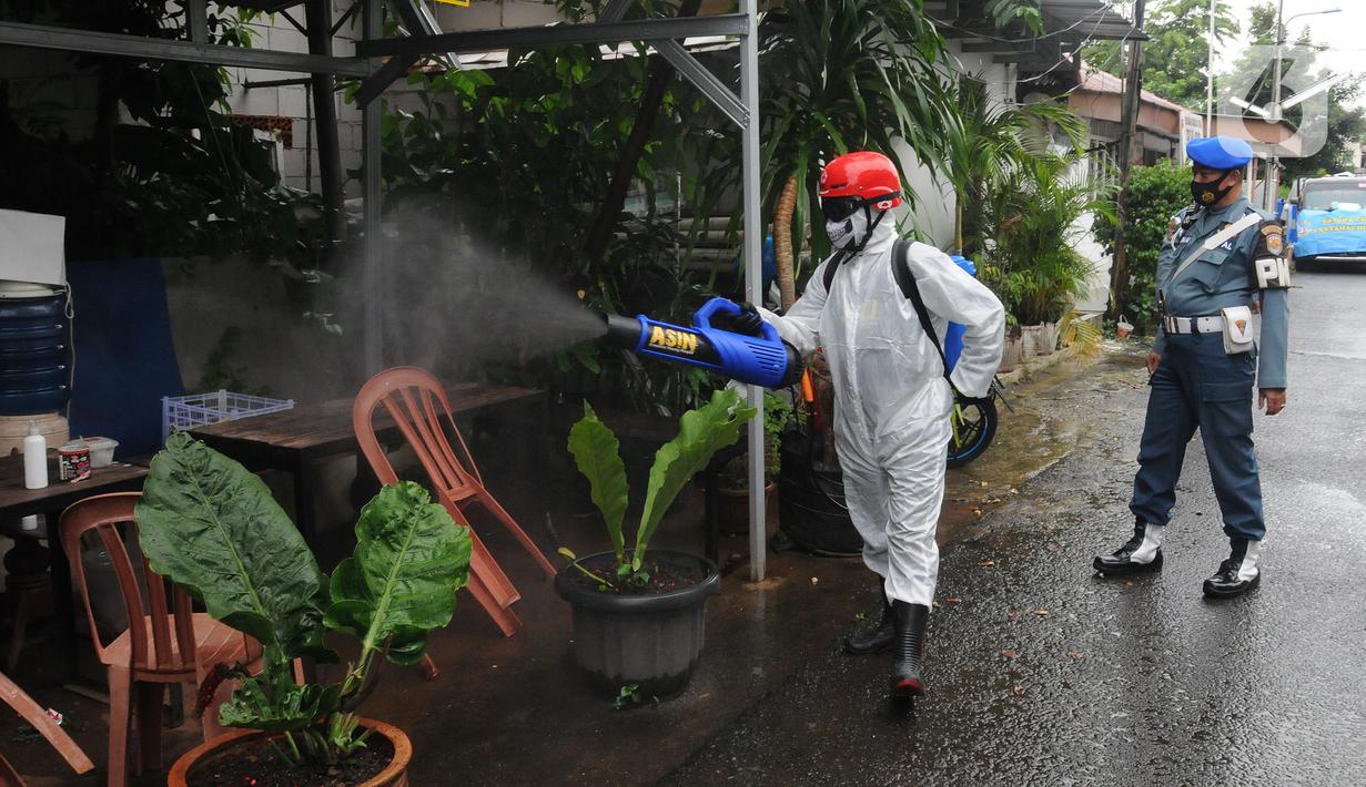 Petugas PMI melakukan penyemprotan disinfektan pada puskesmas di RW 09 Kompleks TNI AL Gandaria, Jakarta Selatan, Senin (14/2/2022). Penyemprotan yang difasilitas Satgas Covid 19 Lantamal III TNI AL tersebut dilakukan untuk mencegah penyebaran COVID-19 varian Omicron. (merdeka.com/Arie Basuki)